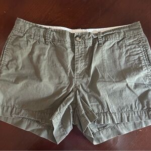 Women’s mid rise green cargo short
